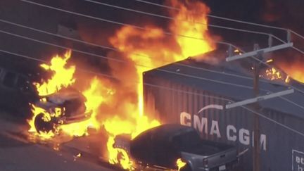 Dans la banlieue de Los Angeles, le crash d'un hélicoptère d'une chaîne de télévision fait trois morts et plusieurs blessés
