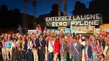 A Arles, 2 500 personnes remplissent le théâtre antique pour protester contre le projet de ligne de très haute tension en Camargue