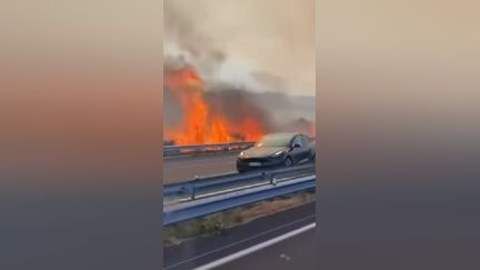 Une autoroute au milieu des flammes