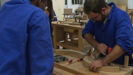 Ébénistes, fleuristes… Les artisans sont à l’œuvre pour la venue du pape Léon XIV