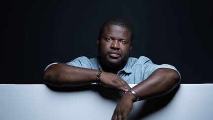 PODCAST. Nouveau chèque pour l'essence, livre écrit par IA et record d'une chanson inconnue : ça dit quoi ce 23 septembre ?