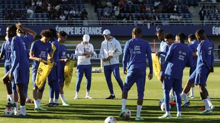 Bain de foule, indices tactiques... Zinédine Zidane pose déjà sa patte sur les Bleus à Clairefontaine
