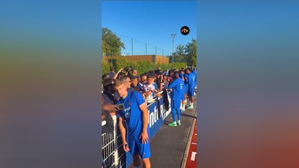 Bain de foule et séance de dédicaces pour les Bleus à Clairefontaine