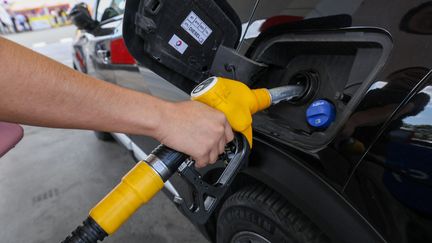 Transporteurs routiers, auto-écoles, retraités... Qui sont les exclus des aides du gouvernement pour faire face à la crise des carburants ?