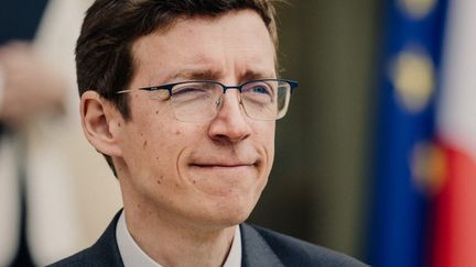 L'enfant handicapé qui a agressé une enseignante en Essonne va être accueilli dans un établissement spécialisé, promet le ministre de l'Education nationale