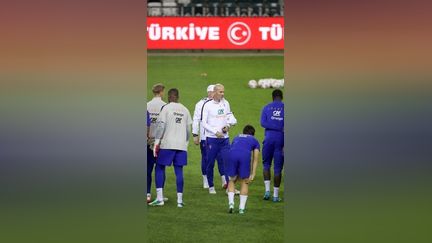 Visite d'Izmit, ville qui accueille le premier match de l'ère Zidane, en compagnie d'un ancien joueur de Ligue 1