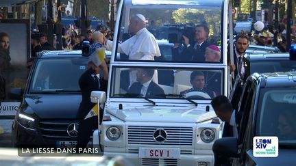 Le pape Léon XIV bénit des bébés pendant sa déambulation en papamobile dans les rues de Paris