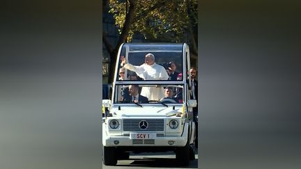 Papamobile : la traversée de Paris