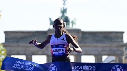 L'Ethiopienne Tigst Assefa s'impose sur le marathon de Berlin et échoue, dans la douleur et sur le fil, à battre le record du monde
