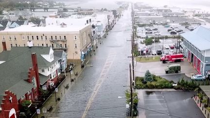 Vagues de 6 mètres, vents à 100 km/h : une violente tempête ravage la côte est des États-Unis, New York durement touché