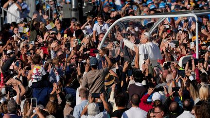 Mobilisation massive, piques politiques, retombées économiques... Quel bilan tirer de la venue de Léon XIV en France ?