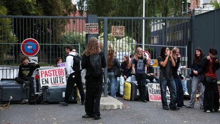 EDITO. Le mouvement de blocage des lycées fait tache d’huile et prend une tournure résolument politique