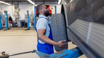 Une start-up américaine crée un robot-garagiste qui change les pneus des voitures