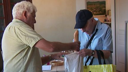 En Ardèche, un maire prend le relais de la boulangerie et livre ses administrés en pain