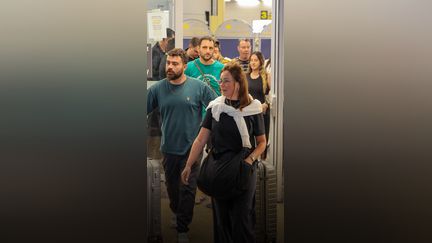 Les passagers de l'avion FlyDubai ovationnés à leur arrivée en Israël