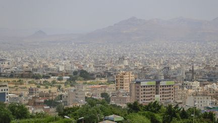 L'armée du Yémen bombarde la capitale Sanaa, tenue par les houthis, qui revendiquent une attaque contre un site de Saudi Aramco à Riyad