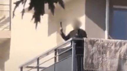 A Caen, une femme brandit une arme factice en direction de lycéens mobilisés, rapporte la préfecture