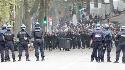 Un mineur de 17 ans en garde à vue à Aix-en-Provence, soupçonné d’avoir blessé une passante à l’œil avec une pierre, en marge du blocage d’un lycée