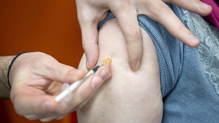 Face à la hausse des cas de Covid-19 en France, faut-il avancer la campagne de vaccination, prévue pour commencer le 13 octobre ?