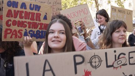 Mobilisation des lycéens : ces parents qui manifestent avec leurs enfants