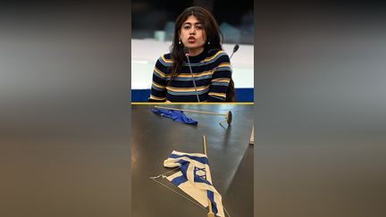 Rima Hassan, accusée d'avoir renversé des drapeaux israélien et européen