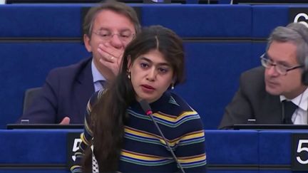 L'eurodéputée LFI Rima Hassan accusée d'avoir renversé des drapeaux israélien et européen lors d'une exposition consacrée aux attaques du 7-Octobre