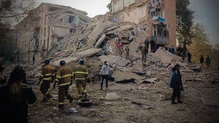 Au moins 28 morts, dont cinq enfants, dans une frappe russe sur un immeuble à Prylouky, dans le nord de l'Ukraine