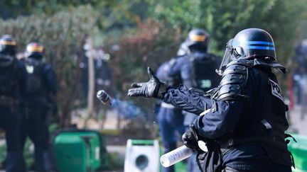 Gaz lacrymogène, grenades, LBD… Dans quel cadre les armes intermédiaires sont-elles utilisées pour le maintien de l'ordre par les policiers et gendarmes ?