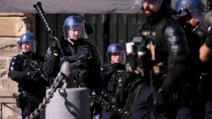 L'utilisation des grenades assourdissantes suspendue : quatre questions sur ces armes utilisées par les forces de l'ordre lors des manifestations