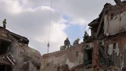 Une frappe russe fait au moins 19 morts, dont cinq enfants, dans le nord de l'Ukraine