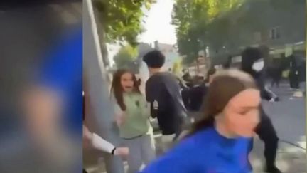 À Dunkerque, une voiture de police accélère au milieu de lycéens lors d'un blocus