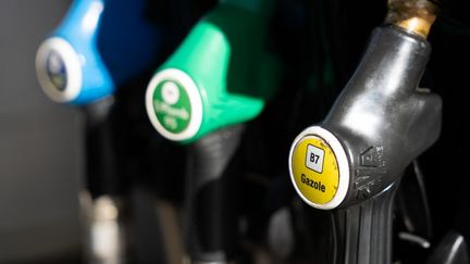 Pourquoi la libération de millions de barils annoncée par le gouvernement ne concerne-t-elle que le gazole et pas l'essence ?