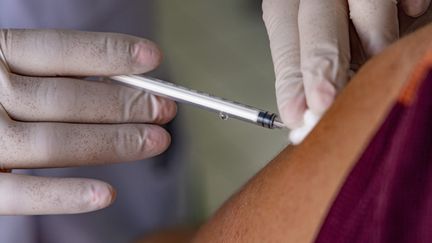 Fièvre, fatigue... Notre alimentation pourrait-elle influencer les effets secondaires liés aux vaccins ?