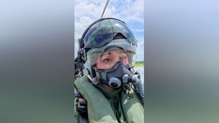 La reine de Thaïlande aux commandes d’un avion de chasse