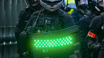 La police utilise-t-elle vraiment des boucliers stroboscopiques pour empêcher les journalistes et les citoyens de filmer leurs interventions ?