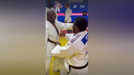 Cyril Jonard et une partie de l'équipe de France de parajudo initient des jeunes d'Ile-de-France