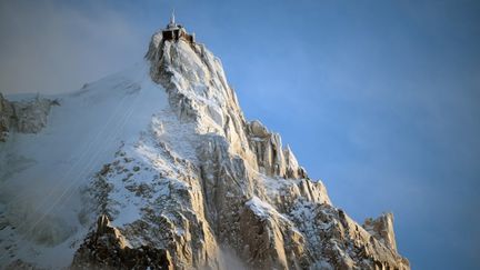 Le Mont-Blanc culmine à 4 807 mètres et 45 centimètres, selon la dernière mesure officielle