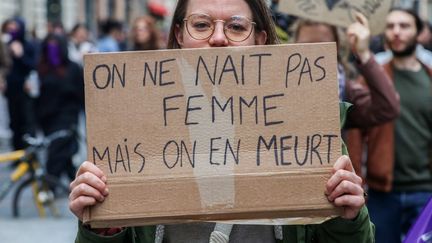 Cent onze femmes ont été tuées par leur conjoint ou ex-compagnon en 2025, un nombre en hausse de 4% sur un an, annonce le ministère de l'Intérieur