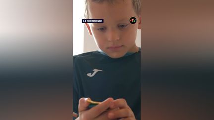 Isak, 8 ans, court avec une prothèse sur le