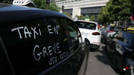Les taxis manifestent à Paris contre le