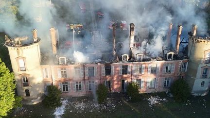 Le château de Rère, un joyau du patrimoine ravagé par les flammes