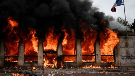 VIDEO. Une antenne de l'office de tourisme de Lyon a été saccagée et incendiée en marge de la mobilisation du 17 octobre