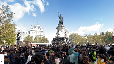 A Paris, une foule compacte et une multitude de