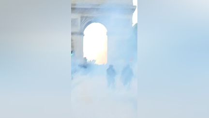 Des manifestants investissent les Champs-Élysées, tensions avec les forces de l'ordre