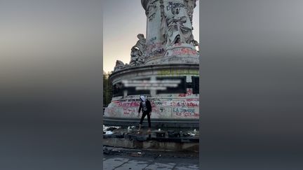 Des passants aident les services de propreté à nettoyer la place de la République à Paris