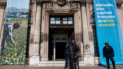 L'Association des maires de France appelle au rassemblement devant les mairies lundi midi, après les violences en marge de la mobilisation du 17 octobre