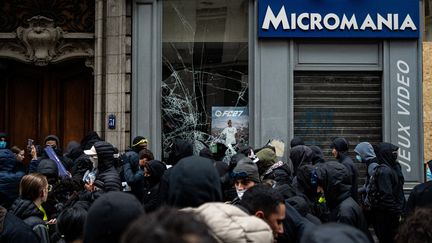 Des objets volés lors des pillages du 17 octobre revendus en ligne, la plateforme Vinted assure appliquer une