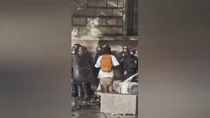 Le témoignage d'Antoine, le street medic blessé par la police le 17 octobre