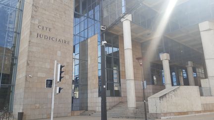 INFO RADIO FRANCE. Une femme porte plainte contre un policier après avoir été molestée lors de la manifestation du 17octobre au Mans