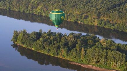 Rencontre avec Rémi, un aéronaute passionné en quête de records, pour un voyage au-dessus de la Loire